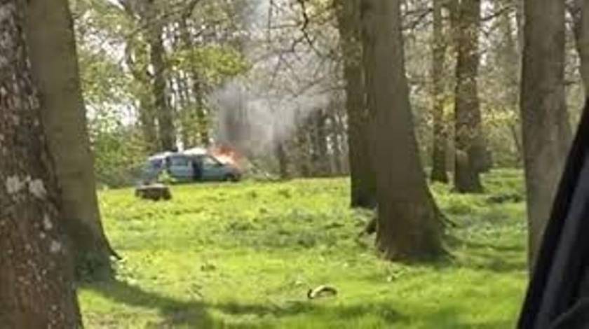 Το αυτοκίνητό τους έπιασε φωτιά ανάμεσα σε λιοντάρια! (videos)
