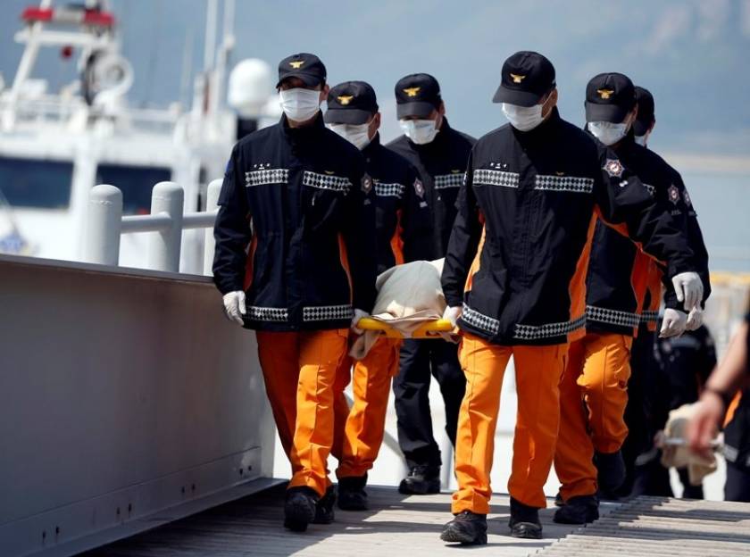 Τους 128 έφτασαν τα θύματα του ναυαγίου στη Νότια Κορέα