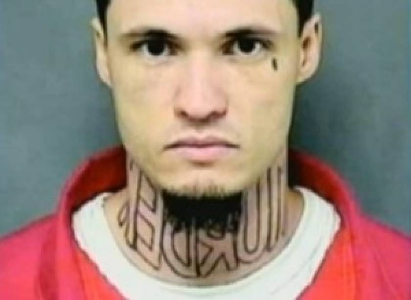 Δικάζεται για φόνο και έχει τατουάζ το οποίο γράφει...
