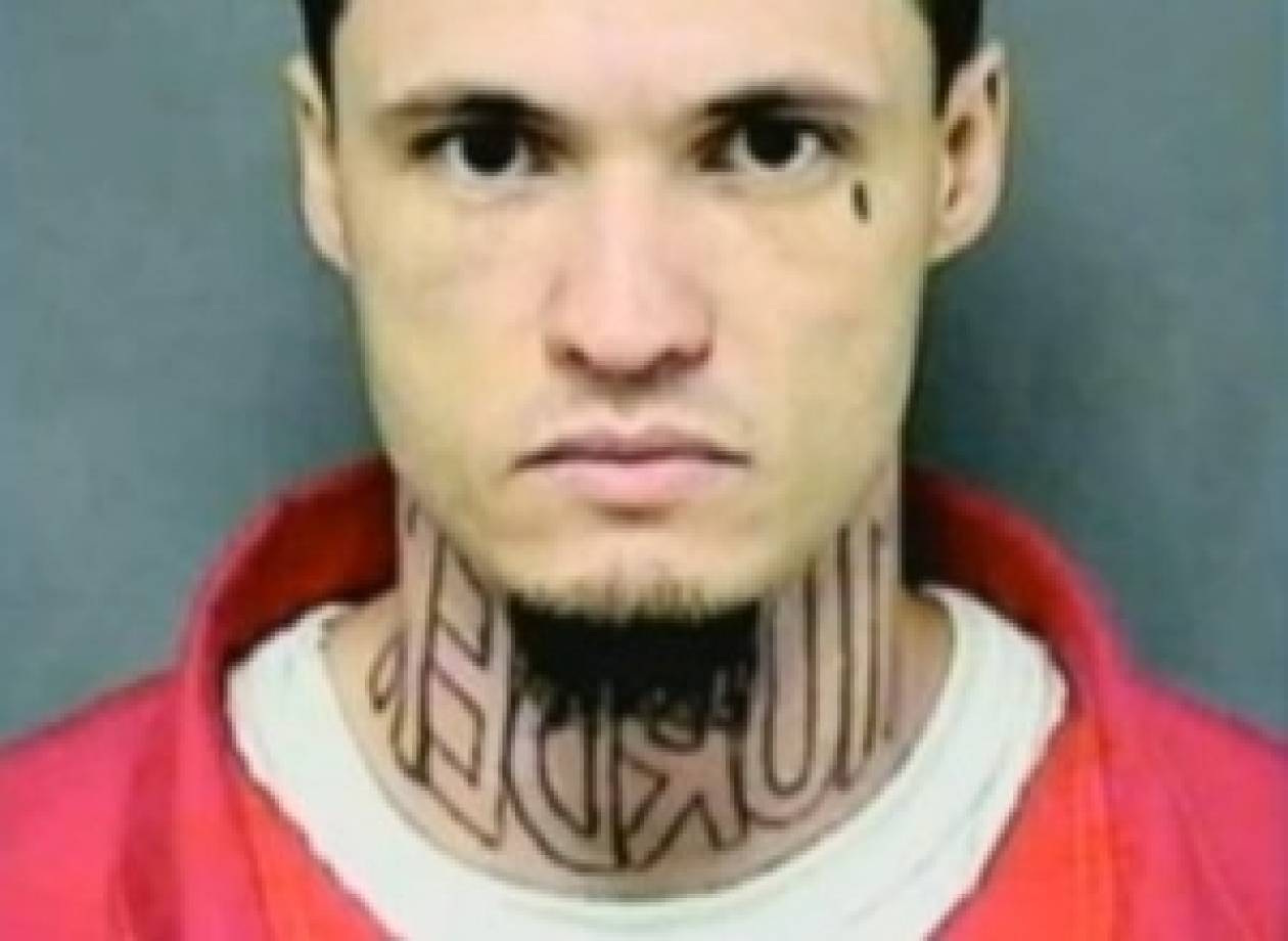 Δικάζεται για φόνο και έχει τατουάζ το οποίο γράφει...