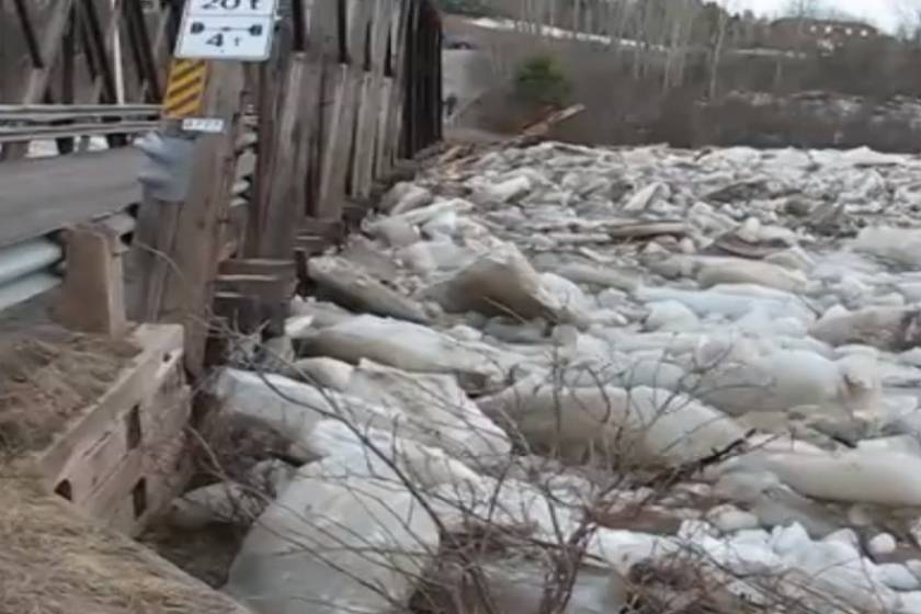Ορμητικός χείμαρρος πάγου μετακινεί γέφυρα! (video)
