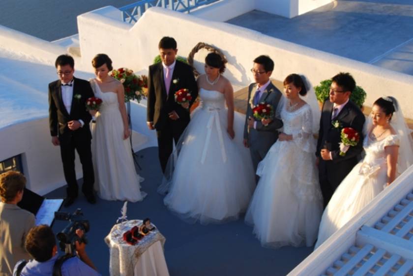 Έγιναν μόδα οι ομαδικοί γάμοι Κινέζων στη Σαντορίνη