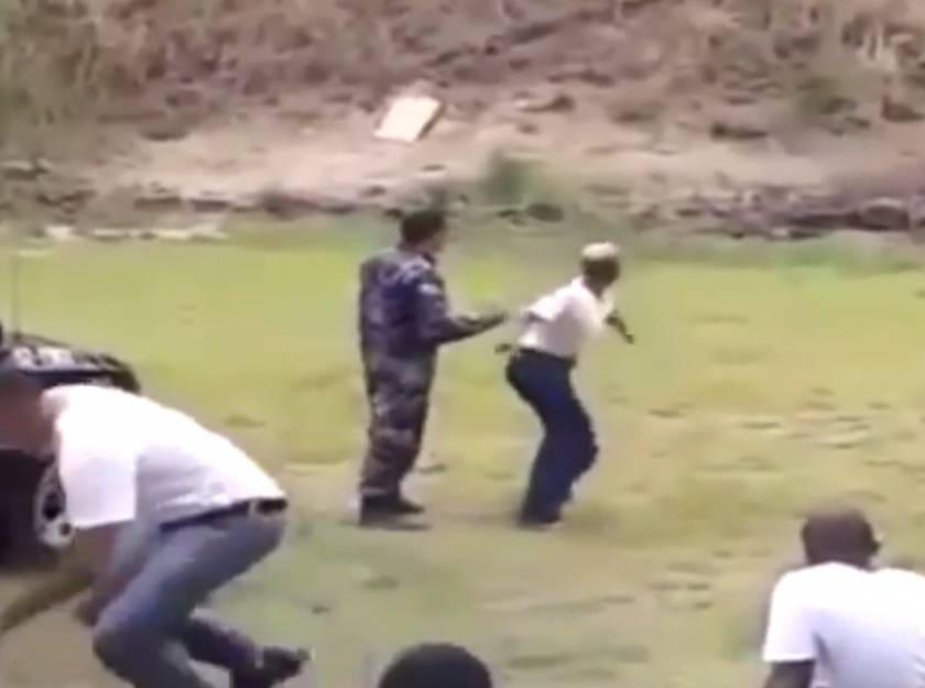 Βίντεο-FAIL: Γυναίκα αστυνομικός πετάει χειροβομβίδα στο πλήθος και...