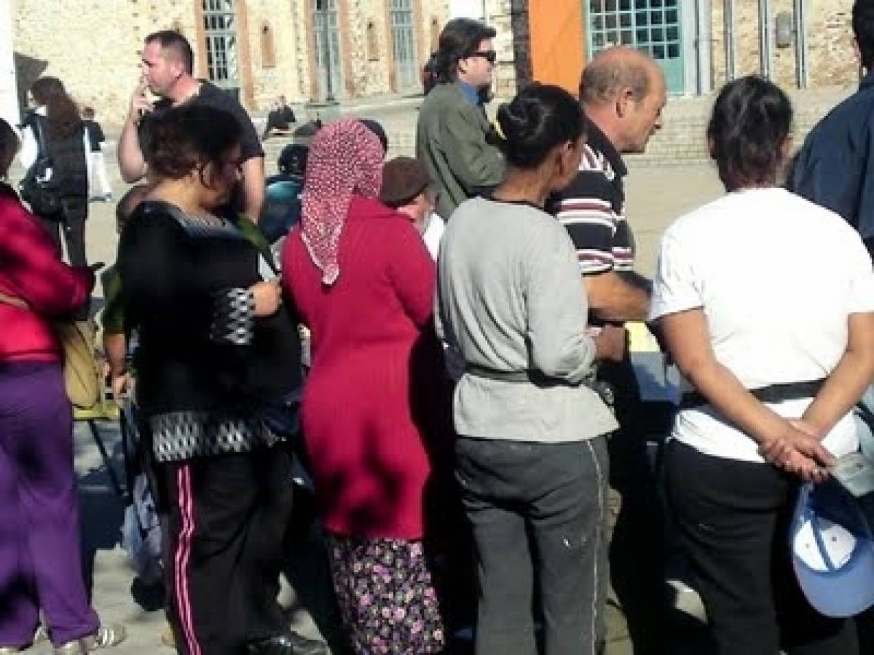Θράκη: Ψηφοφόροι μοιράζουν τρόφιμα σε αθίγγανους για να τους ψηφίσουν