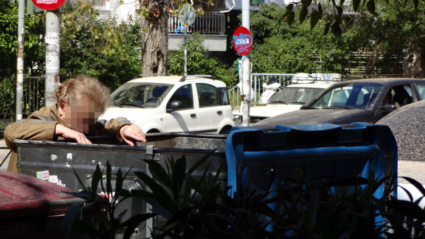 Ελλάδα 2014: Ψάχνοντας στα σκουπίδια...(pic)