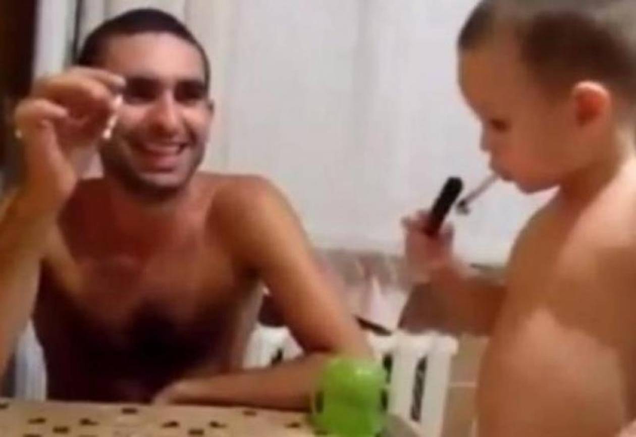 Ρωσία: Πατέρας μαθαίνει στο 2χρονο γιο του πώς να καπνίζει (vid)