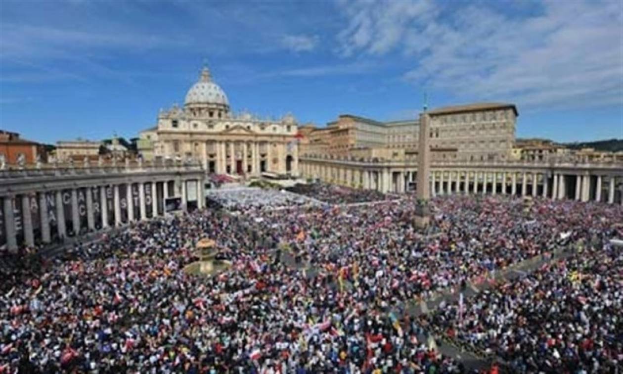 Βατικανό: Κοσμοσυρροή για την αγιοποίηση των δύο πρώην ποντίφικων