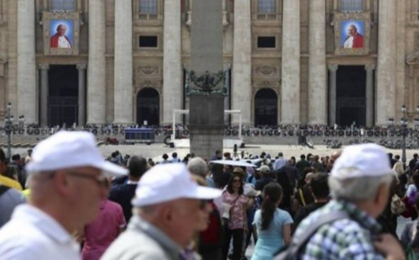 Ένα εκατομμύριο πιστοί στο Βατικανό για την τελετή αγιοποίησης