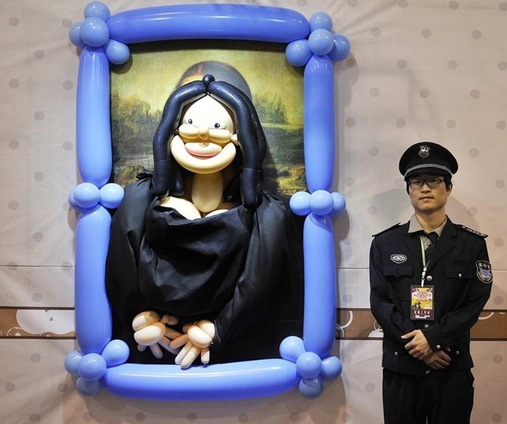 Δείτε το πορτραίτο της Μόνα Λίζα από μπαλόνια στην Κίνα