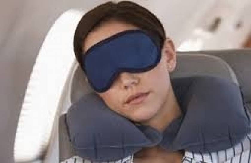 Την πήρε ο ύπνος στο αεροπλάνο και... δείτε τι της συνέβη!
