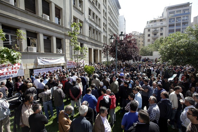Διαδηλώνουν στο κέντρο της Αθήνας οι πωλητές λαϊκών αγορών