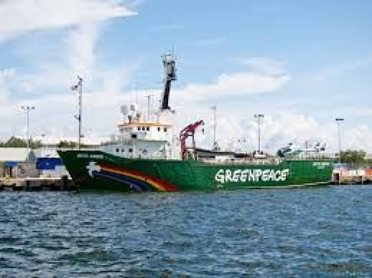 Ολλανδία: Πλοίο της Greenpeace «κυνηγάει» πετρελαιοφόρο