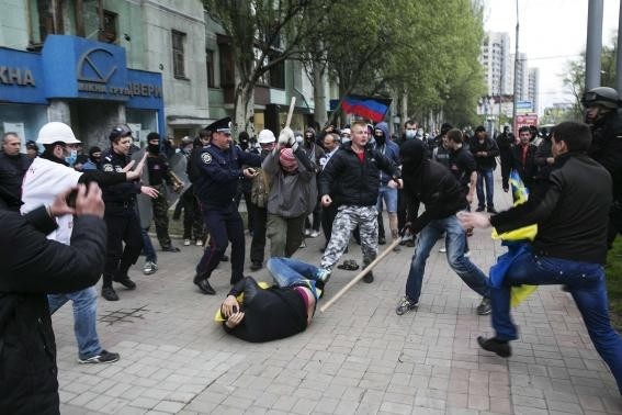 Ντονέτσκ: Φιλοκυβερνητικοί συγκρούστηκαν με αυτονομιστές (pics)