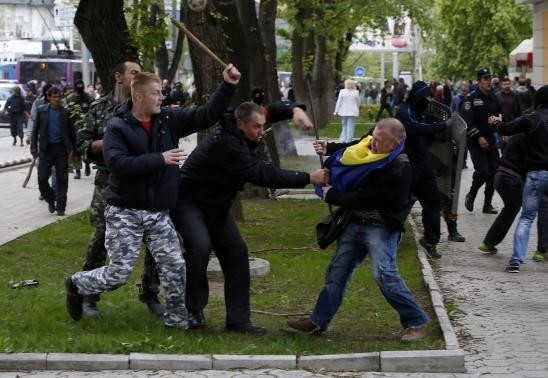 Ντονέτσκ: Φιλοκυβερνητικοί συγκρούστηκαν με αυτονομιστές (pics)