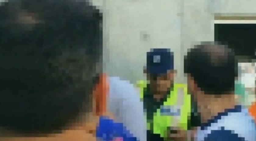 Αστυνομικός κάνει χρήση σπρέι κατά ανηλίκου (βίντεο)