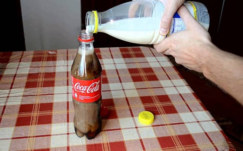 Βίντεο: Τι συμβαίνει αν ρίξετε γάλα σε ένα μπουκάλι με Coca Cola;