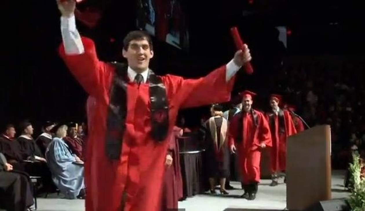 Επικό βίντεο: Ο απόφοιτος που έγινε παγκοσμίως ρεζίλι! Δείτε τι έκανε