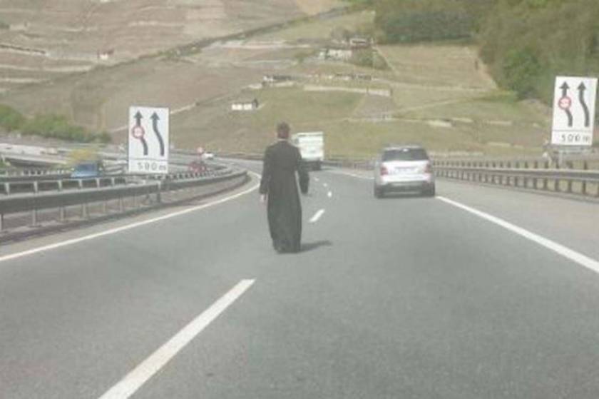Ιερέας περιπλανιέται σε αυτοκινητόδρομο! (photos)