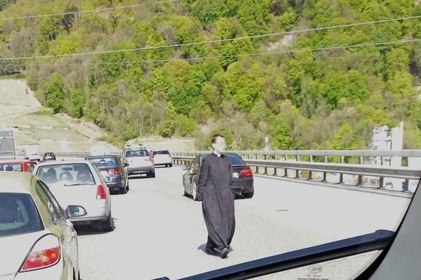 Ιερέας περιπλανιέται σε αυτοκινητόδρομο! (photos)