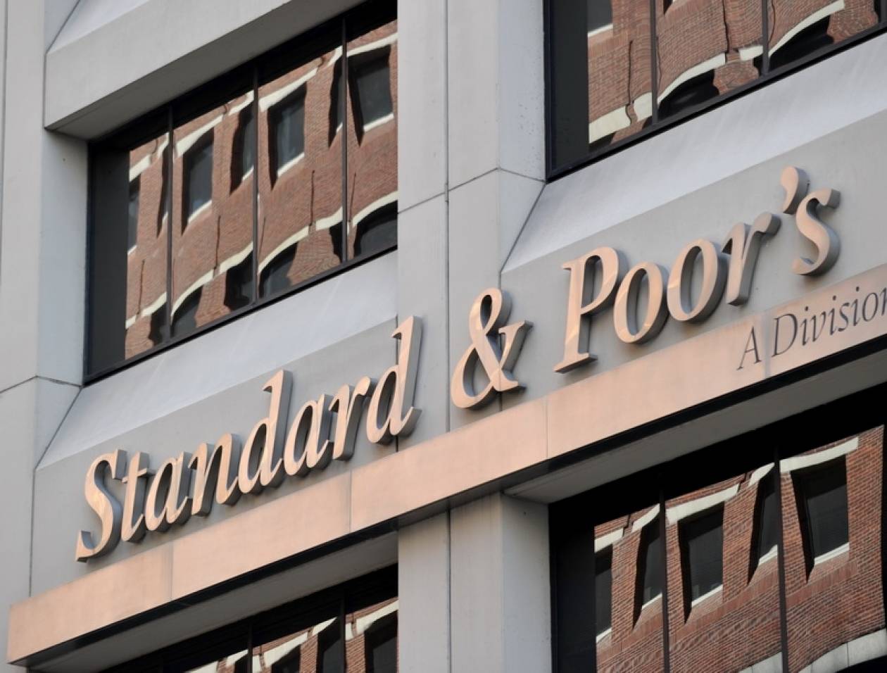 Deutsche Bank και 14 ακόμα τράπεζες υποβάθμισε ο Standard & Poor's