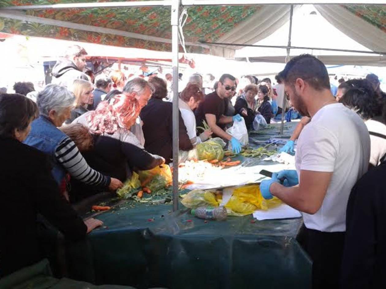 Κοσμοσυρροή στη διανομή δωρεάν τροφίμων από παραγωγούς των λαϊκών