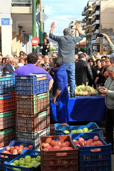 Σκηνές χάους: Πολίτες γκρεμίζουν τους πάγκους για να πάρουν τρόφιμα