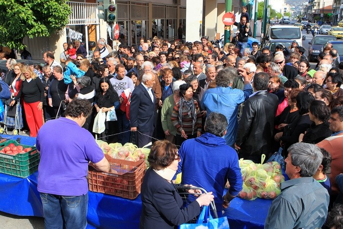 Σκηνές χάους: Πολίτες γκρεμίζουν τους πάγκους για να πάρουν τρόφιμα
