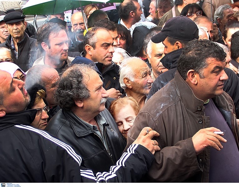 «Πολεμούν» για μία σακούλα στις λαϊκές αγορές (pics)