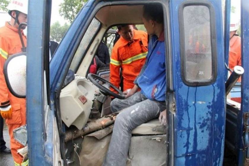 Ανατριχιαστικό τρακάρισμα: Δείτε τι έπαθε Κινέζος οδηγός! (photos)