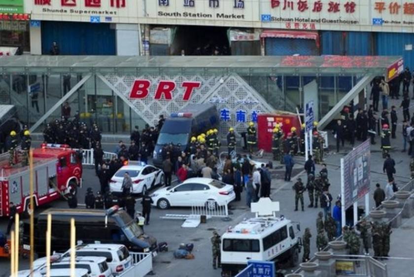 Κίνα: Τρεις νεκροί και δεκάδες τραυματίες από τη βομβιστική επίθεση