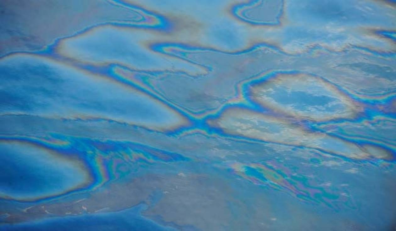 Από το βυτιοφόρο… στη θάλασσα: Πετρέλαιο στα νερά της Βουλιαγμένης