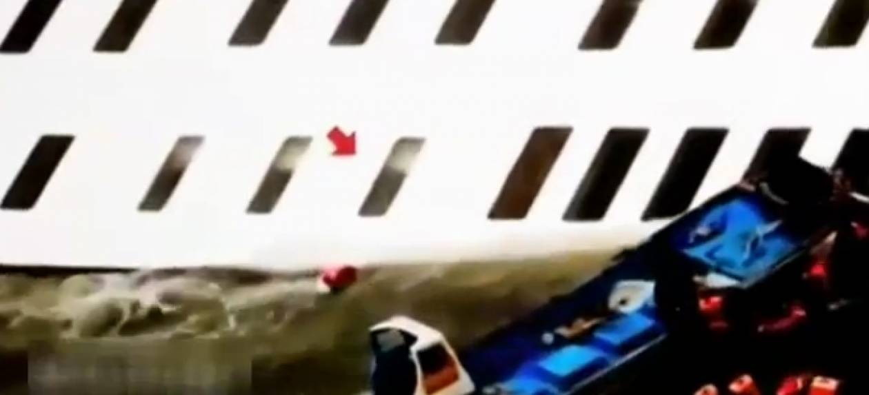 Βίντεο: Επιβάτης προσπαθεί να σπάσει το τζάμι για να βγει από το πλοίο