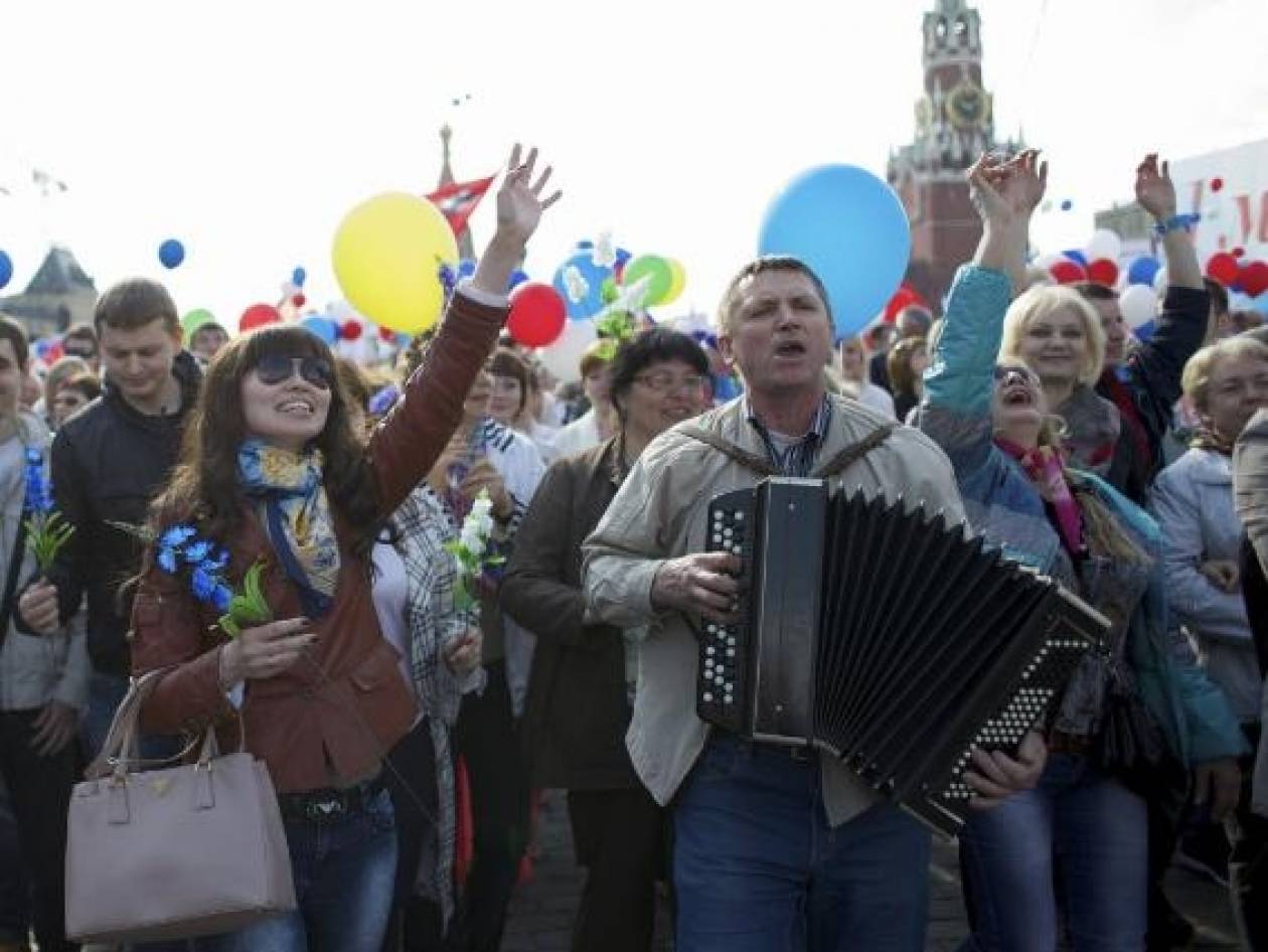 Κριμαία: Πορεία για την Πρωτομαγιά κρατώντας ρώσικες σημαίες