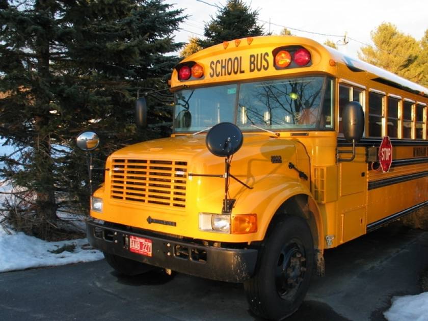 Οδηγός σχολικού λεωφορείου παράτησε το παιδιά κι έφυγε! (βίντεο)