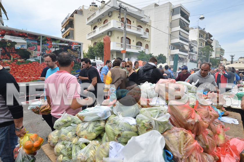 Περισσός: Δωρεάν διανομή τροφίμων από παραγωγούς λαϊκών (pics&vid)