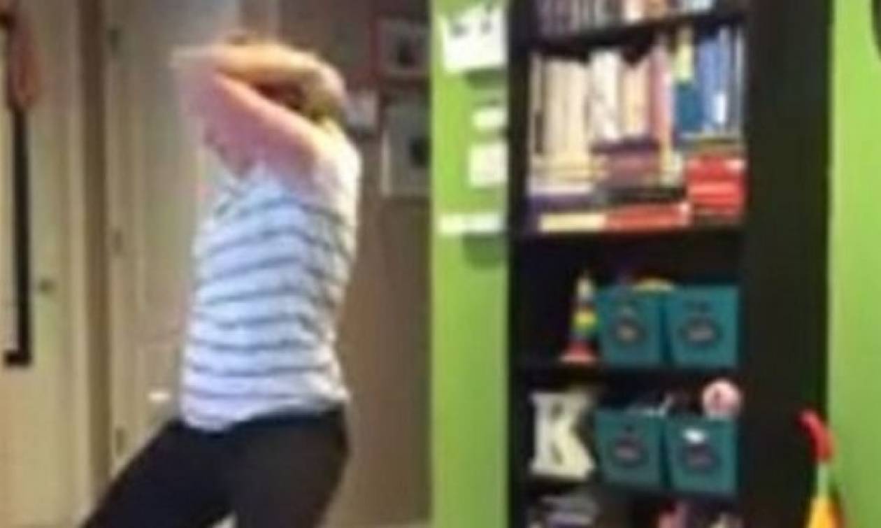 Δείτε τι γίνεται όταν η μαμά χορεύει κι η κόρη περνά από δίπλα (video)