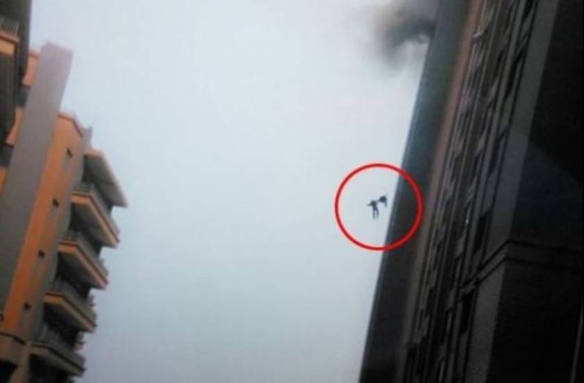 Πυροσβέστες έπεσαν χέρι – χέρι από τον 13ο όροφο! (video)