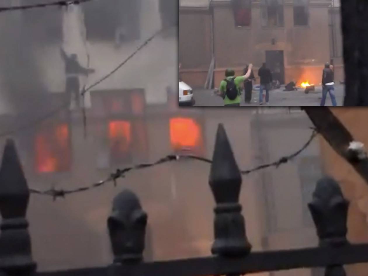 Βίντεο-ΣΟΚ: Οι ναζί της Ουκρανίας αποτελείωναν όσους πηδούσαν στο κενό