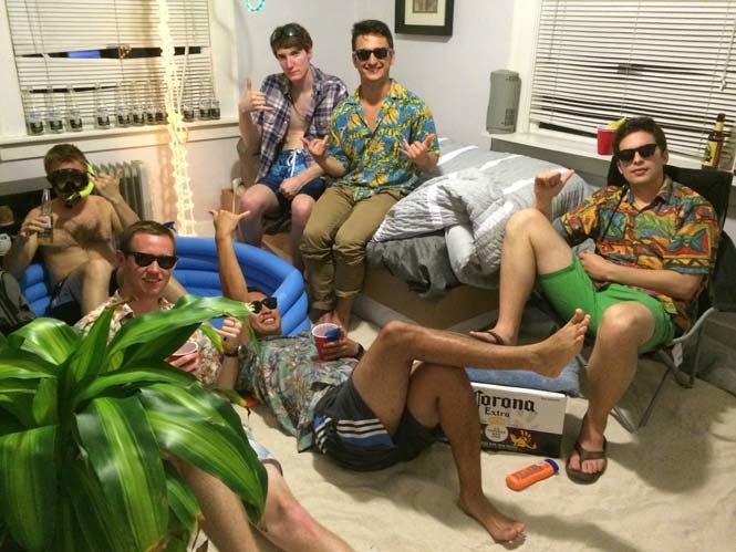 Μετέτρεψαν το δωμάτιο του φίλου τους σε… παραλία (pics)