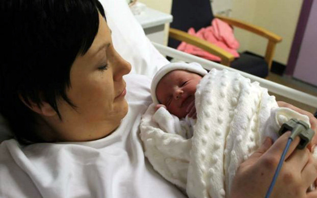 Συγκλονιστική φώτο: Αγκαλιά με το ζωντανό και το νεκρό μωρό της