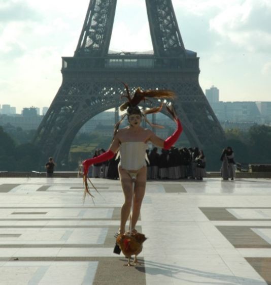 Χόρευε στον Πύργο του Άιφελ με έναν κόκορα δεμένο στα… (video+photos)