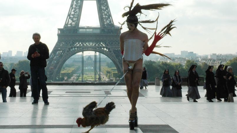 Χόρευε στον Πύργο του Άιφελ με έναν κόκορα δεμένο στα… (video+photos)