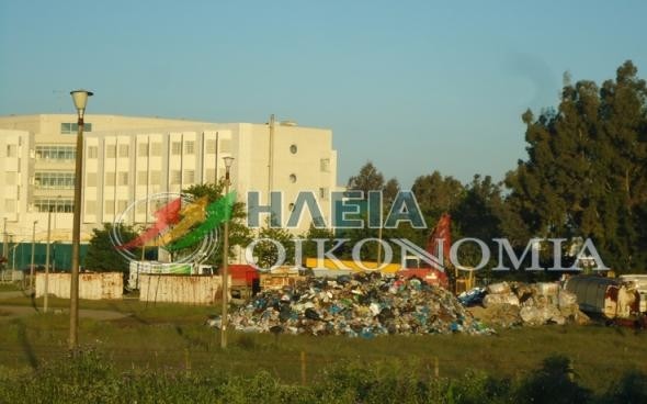 Χαμός στην Ηλεία: Αδειάζουν τα σκουπίδια δίπλα στο νοσοκομείο (pics)