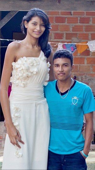 Η πιο ψηλή έφηβη του κόσμου είναι 2.07 μέτρα και βρήκε τον έρωτα! (pics)