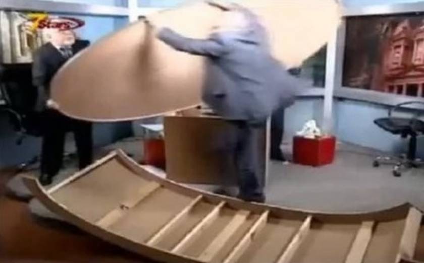 Βίντεο: Απίστευτο ξύλο στον «αέρα» τηλεοπτικής εκπομπής!