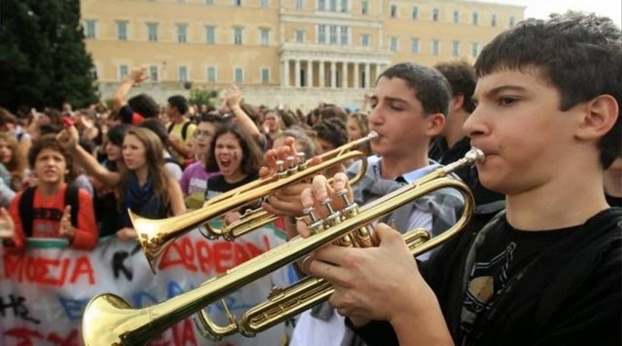 Συγκέντρωση διαμαρτυρίας από γονείς και μαθητές μουσικών σχολείων