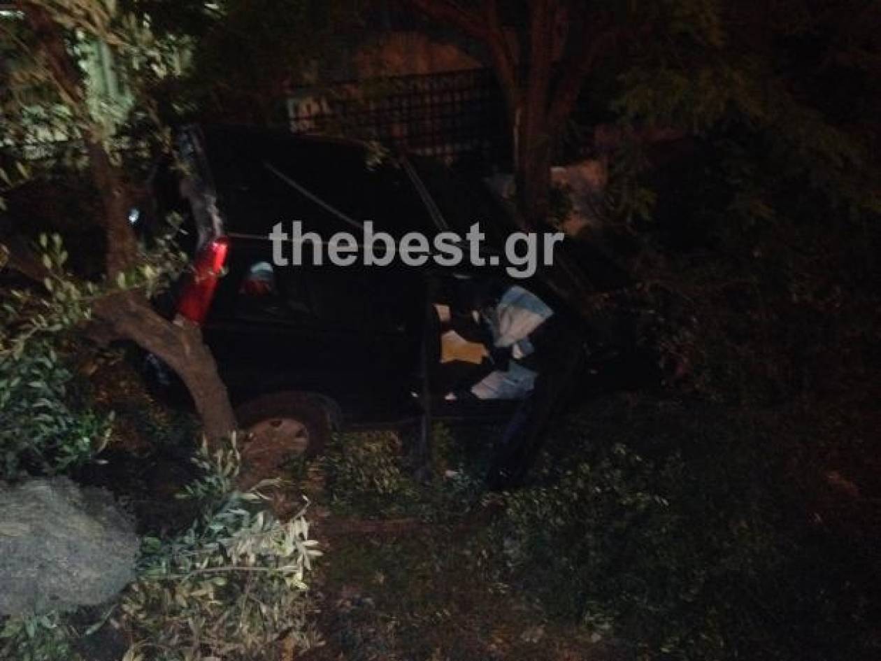 Σώθηκαν από θαύμα: Αμάξι καρφώθηκε σε δέντρο στην Πάτρα