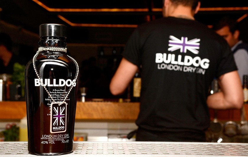 Το φημισμένο Bulldog London Dry Gin έφτασε στην Ελλάδα από την εταιρία Β.Σ.Καρούλιας