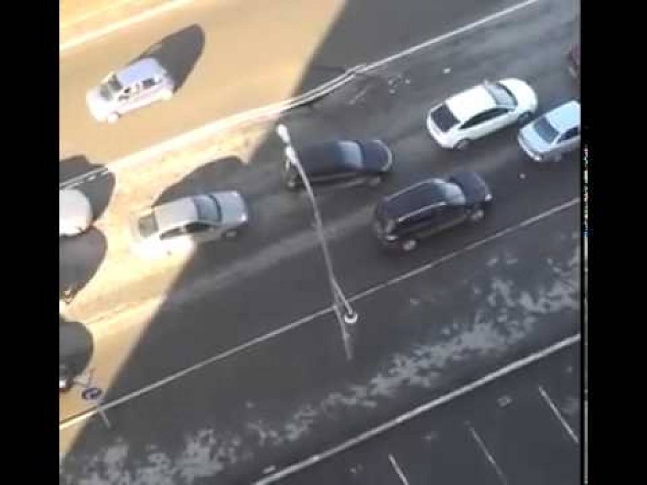 Βίντεο: Άνοιξε ο δρόμος και παραλίγο να… ρουφήξει τα αυτοκίνητα