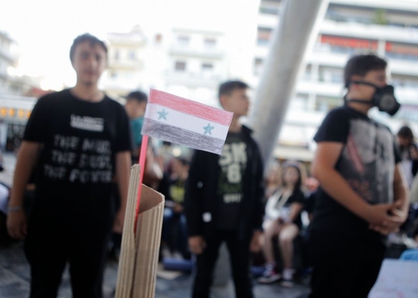 Κρήτη: Μαθητές ντυμένοι στα μαύρα γέμισαν την πλατεία Ελευθερίας (pics)